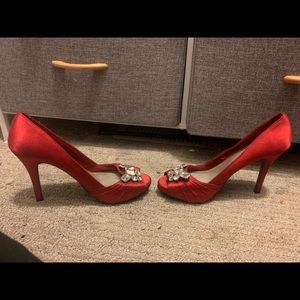 Fioni Night size 8 Red heels